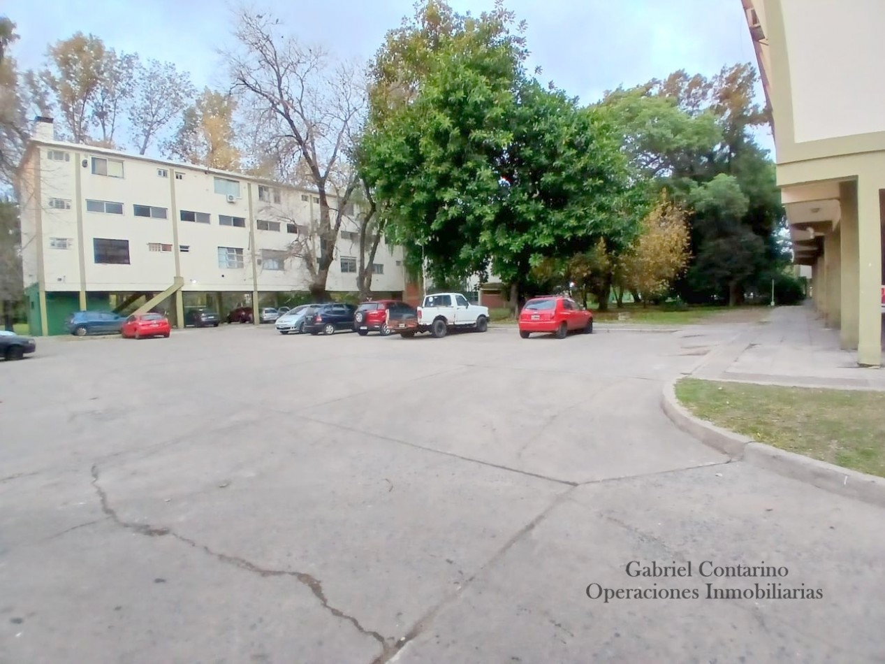 Departamento 3 Amb. En Barrio M. Moreno - Estacionamiento Y Balcon.