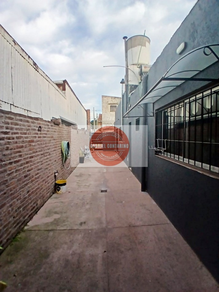 VENTA - DEPARTAMENTO TIPO CASA DE 3 AMBIENTES CON AMPLIO PATIO Y QUINCHO EN BERNAL