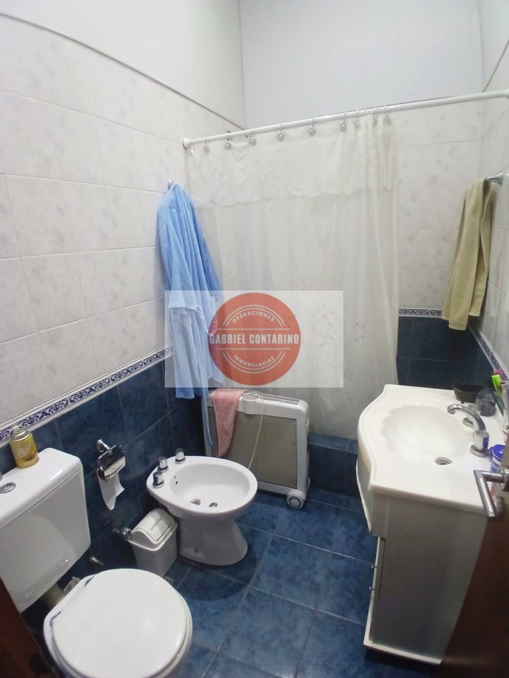 VENTA - DEPARTAMENTO TIPO CASA DE 3 AMBIENTES CON AMPLIO PATIO Y QUINCHO EN BERNAL