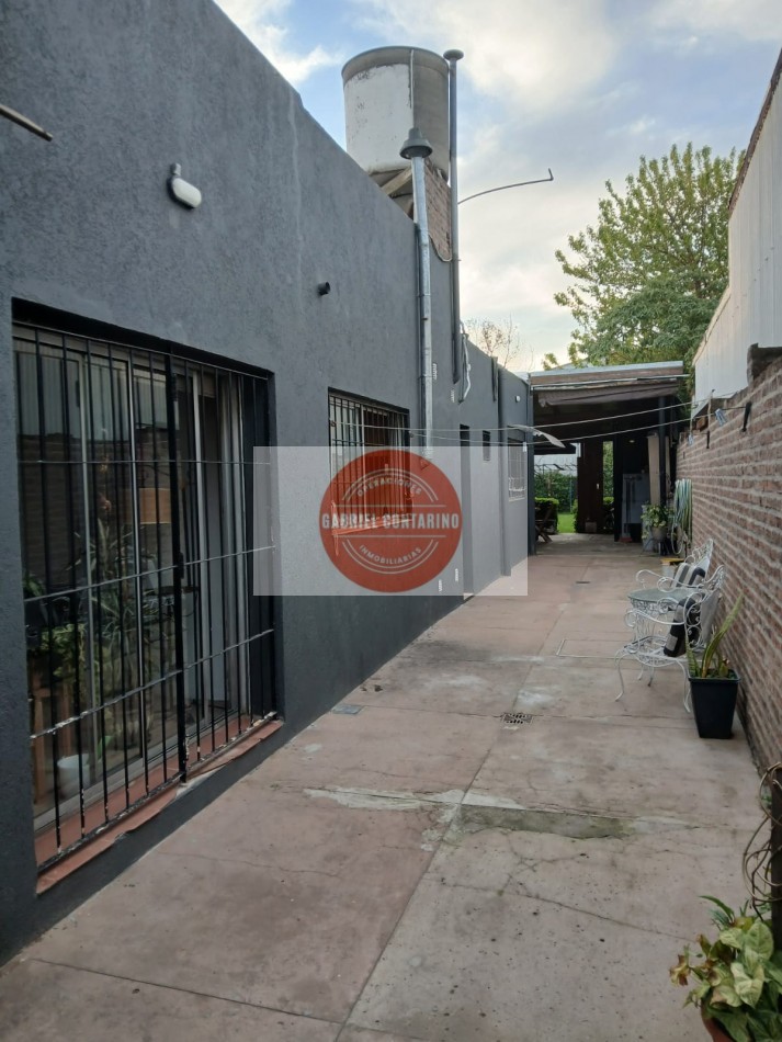 VENTA - DEPARTAMENTO TIPO CASA DE 3 AMBIENTES CON AMPLIO PATIO Y QUINCHO EN BERNAL