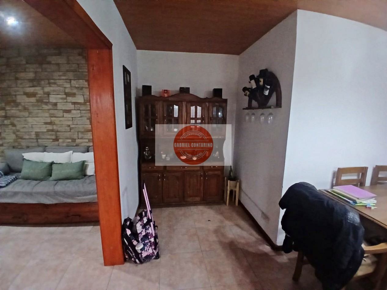 VENTA - DEPARTAMENTO TIPO CASA DE 3 AMBIENTES CON AMPLIO PATIO Y QUINCHO EN BERNAL