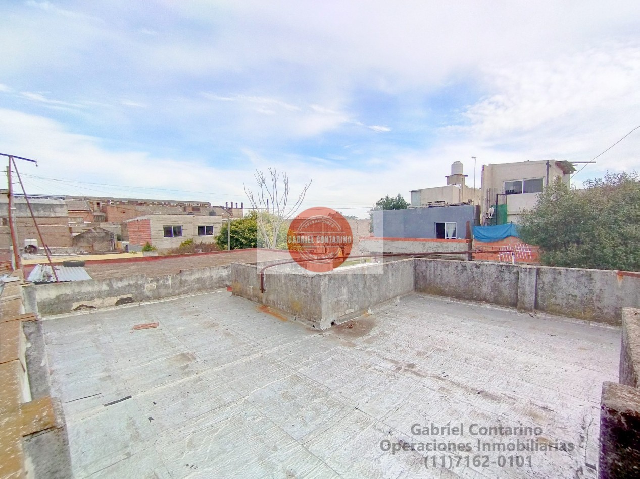 Amplia Casa 4 Amb. Con Cochera y Fondo - Sarandi