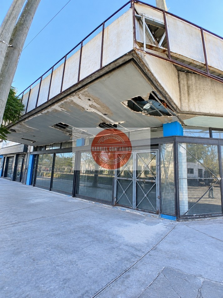 Gran local en esquina sobre Av. Mitre 4590 - Villa Dominico, Avellaneda