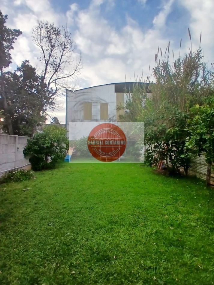 VENTA - DEPARTAMENTO TIPO CASA DE 3 AMBIENTES CON AMPLIO PATIO Y QUINCHO EN BERNAL
