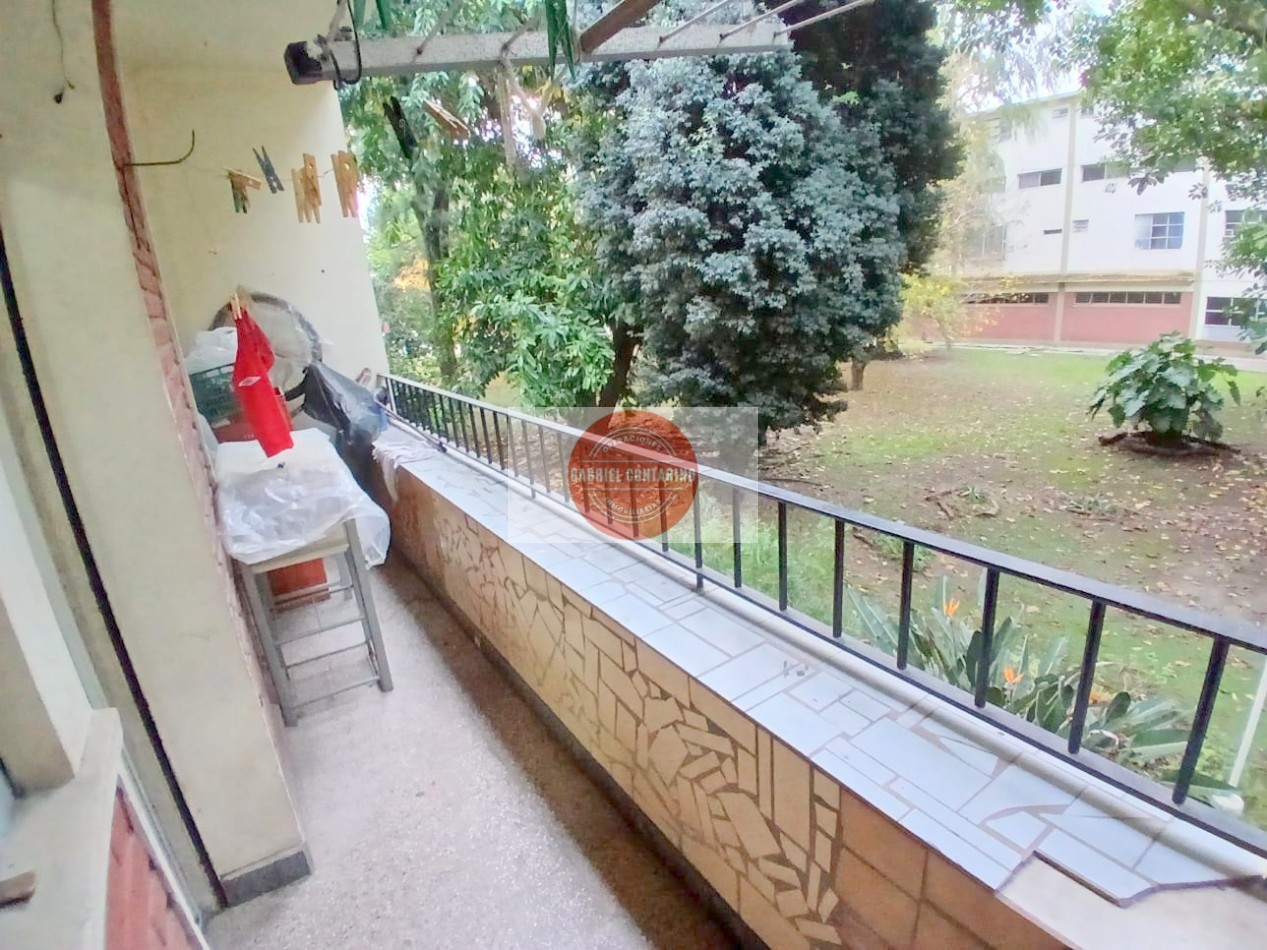 Departamento 3 Amb. En Barrio M. Moreno - Estacionamiento Y Balcon.