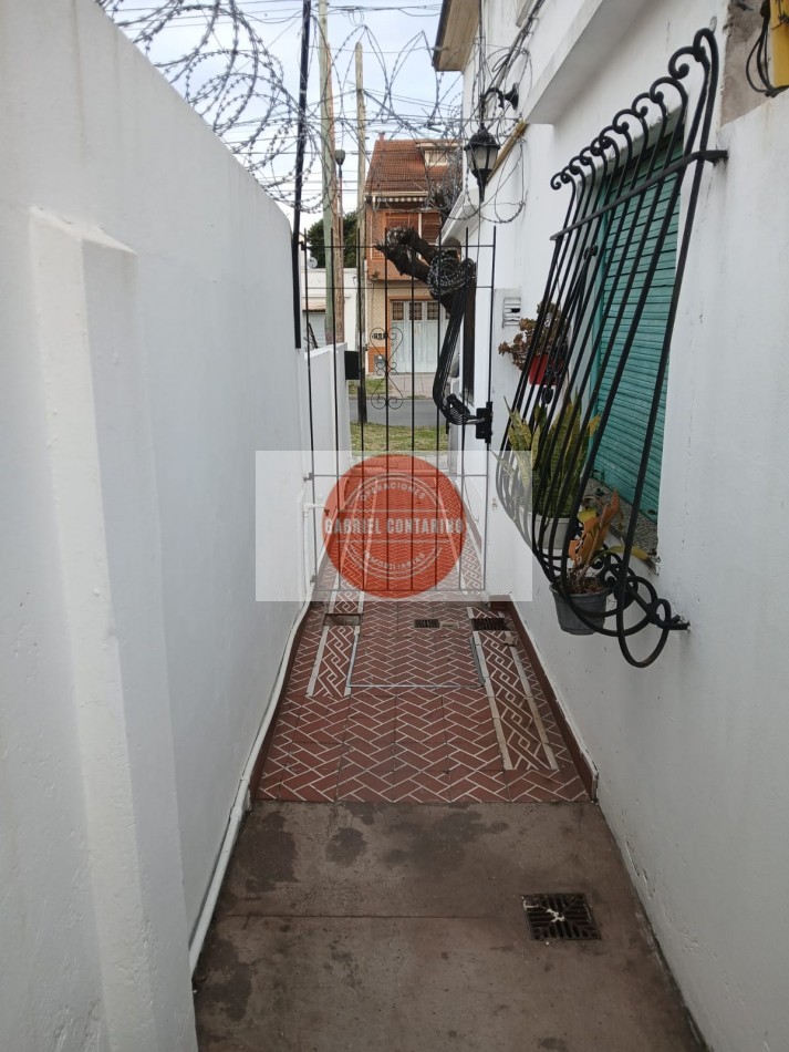 VENTA - DEPARTAMENTO TIPO CASA DE 3 AMBIENTES CON AMPLIO PATIO Y QUINCHO EN BERNAL