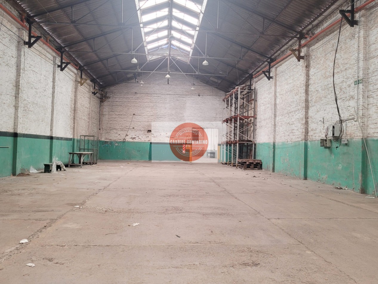 DEPOSITO SALIDA A 2 CALLES - 1600 M2 - ZONA INDUSTRIAL