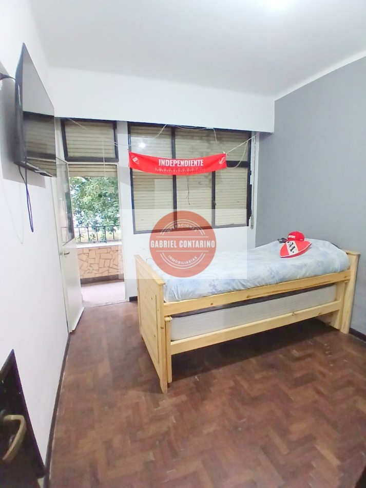 Departamento 3 Amb. En Barrio M. Moreno - Estacionamiento Y Balcon.