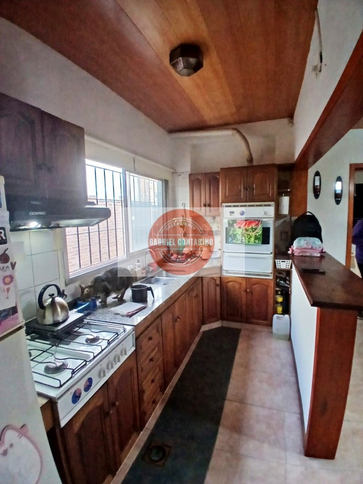 VENTA - DEPARTAMENTO TIPO CASA DE 3 AMBIENTES CON AMPLIO PATIO Y QUINCHO EN BERNAL