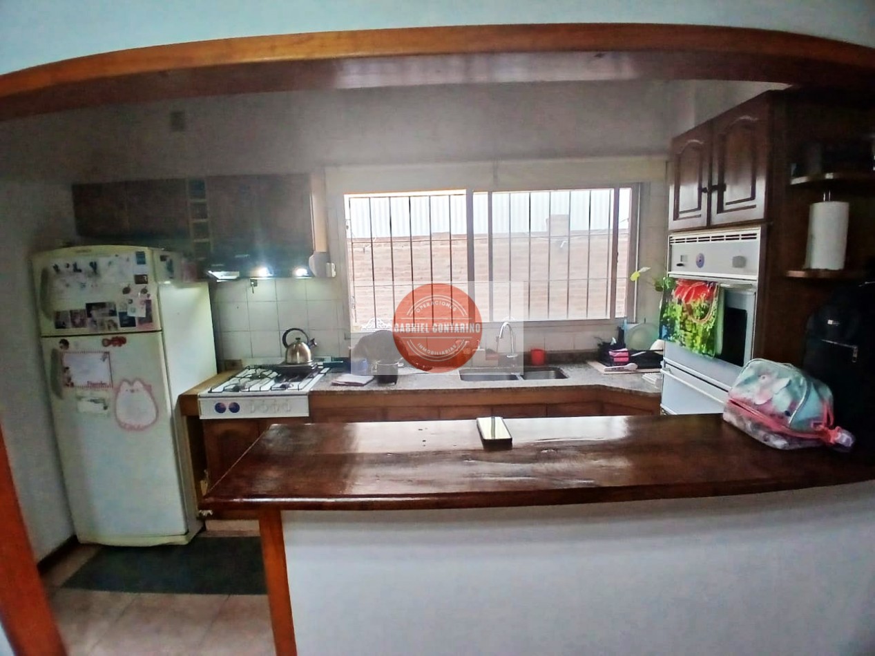 VENTA - DEPARTAMENTO TIPO CASA DE 3 AMBIENTES CON AMPLIO PATIO Y QUINCHO EN BERNAL