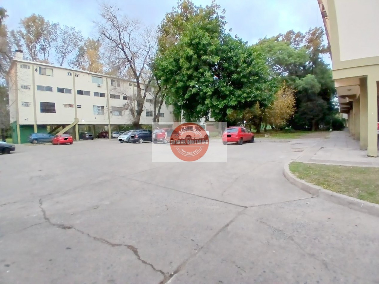 Departamento 3 Amb. En Barrio M. Moreno - Estacionamiento Y Balcon.