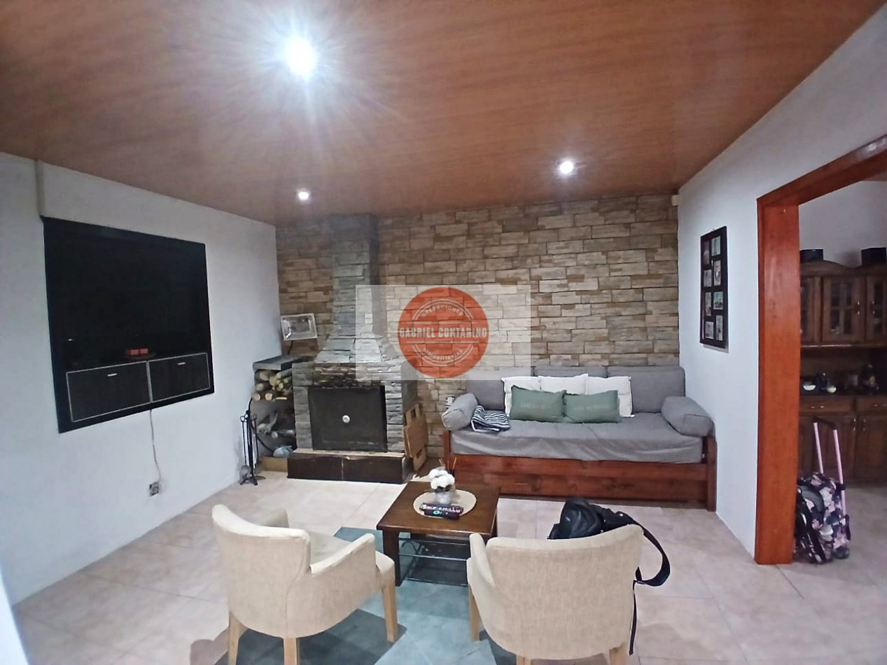 VENTA - DEPARTAMENTO TIPO CASA DE 3 AMBIENTES CON AMPLIO PATIO Y QUINCHO EN BERNAL