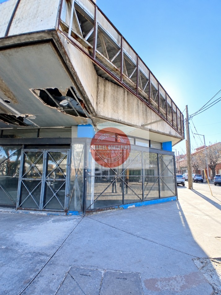 Gran local en esquina sobre Av. Mitre 4590 - Villa Dominico, Avellaneda
