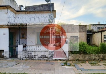 VENTA - DEPARTAMENTO TIPO CASA DE 3 AMBIENTES CON AMPLIO PATIO Y QUINCHO EN BERNAL